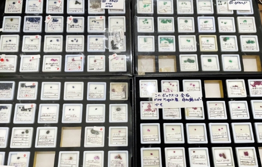 これらの色石を産地別、加熱・非加熱に分けて価値判断します