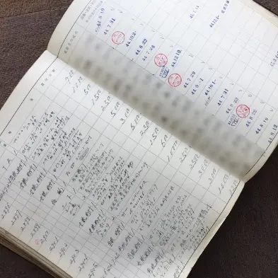 S44年（1969年）7月24日私が10才の時です。日本が高度成長経済のときでした。この頃の質草は時計が18取引のうち12取引もありました。残りはラジオ、指輪、ネックレスが1件ずつで背広、ブレザー、シャツ等が3件でした。12月31日最終取引番号は4447でした。時計で10,000円借りた方もおられました。