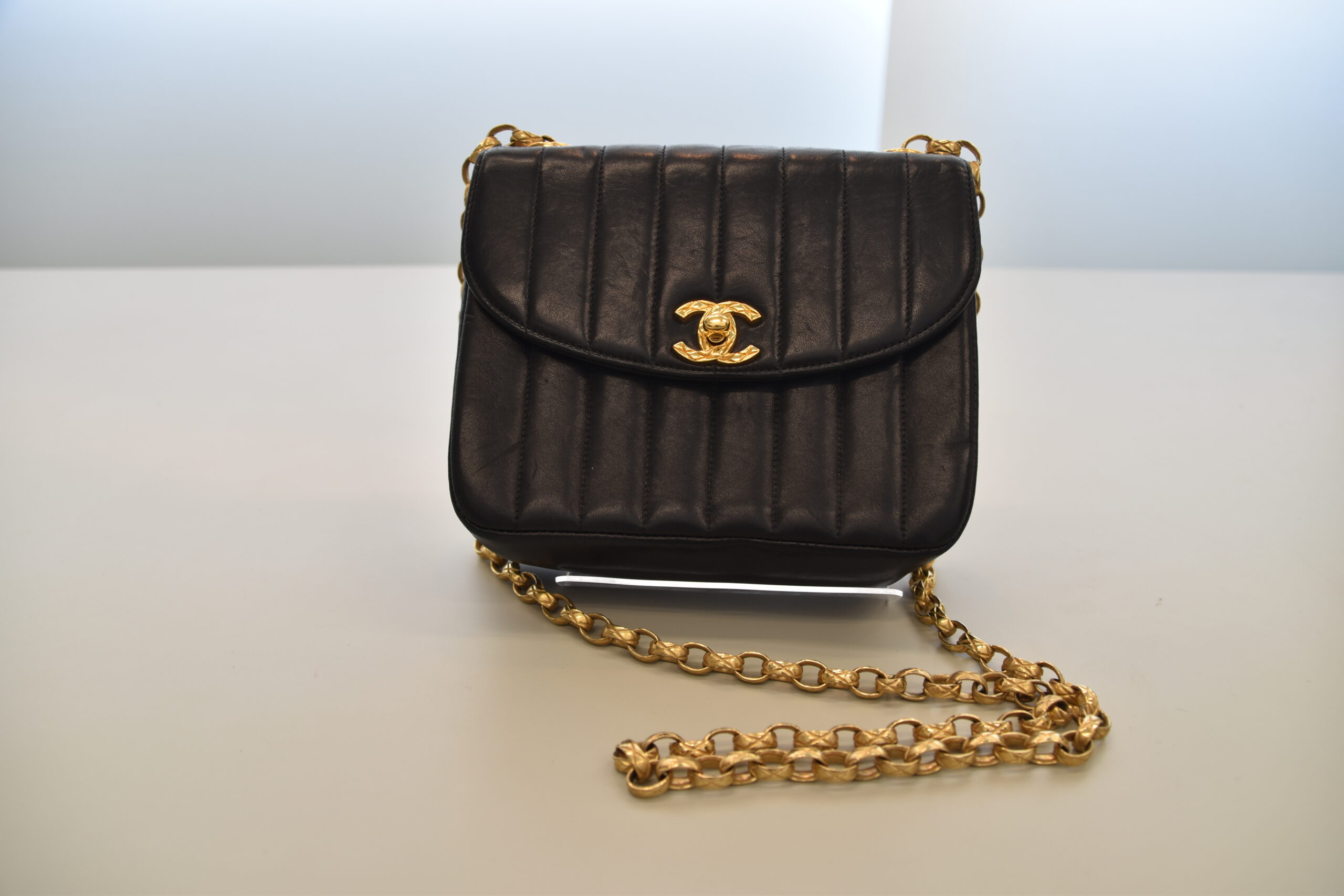 CHANEL【シャネル】革 マドモアゼル チェーンショルダー 画像1