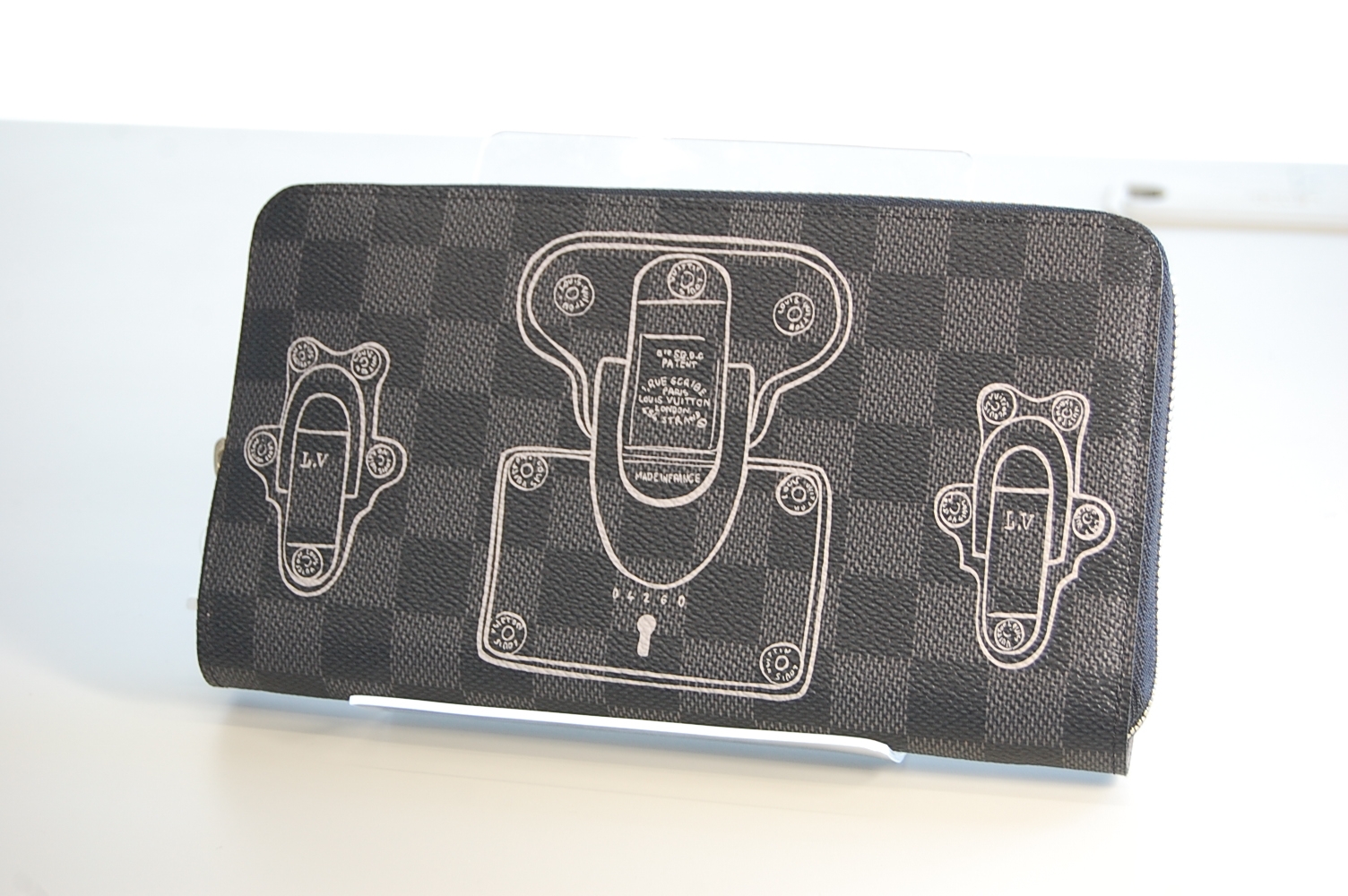 LOUIS VUITTON【ルイヴィトン】ダミエグラフィット ジッピーオーガナイザー N63182 画像1