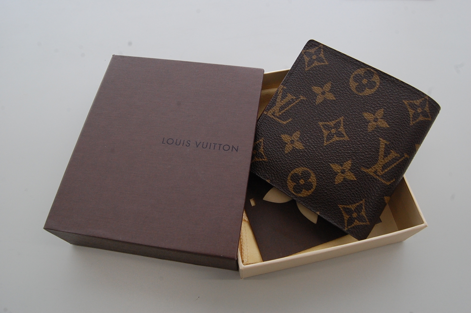 LOUIS VUITTON【ルイヴィトン】モノグラム 財布 ポルトフォイユマルコ 画像1