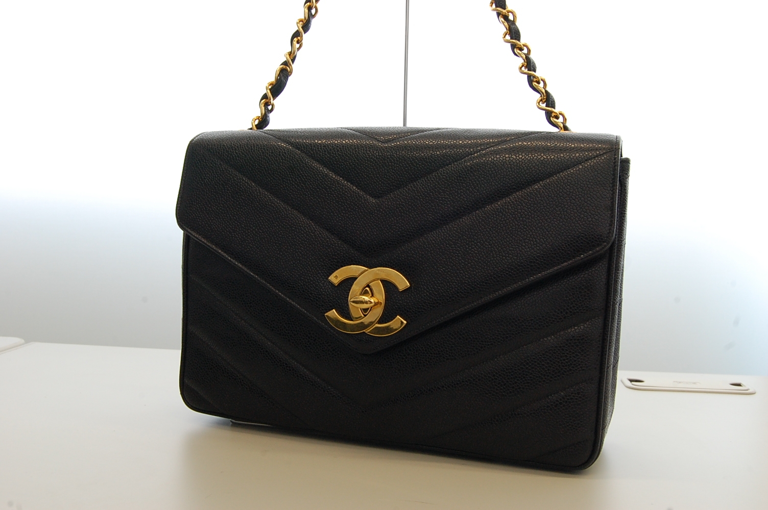 CHANEL【シャネル】キャビアスキン Vステッチ チェーン バッグ 画像1