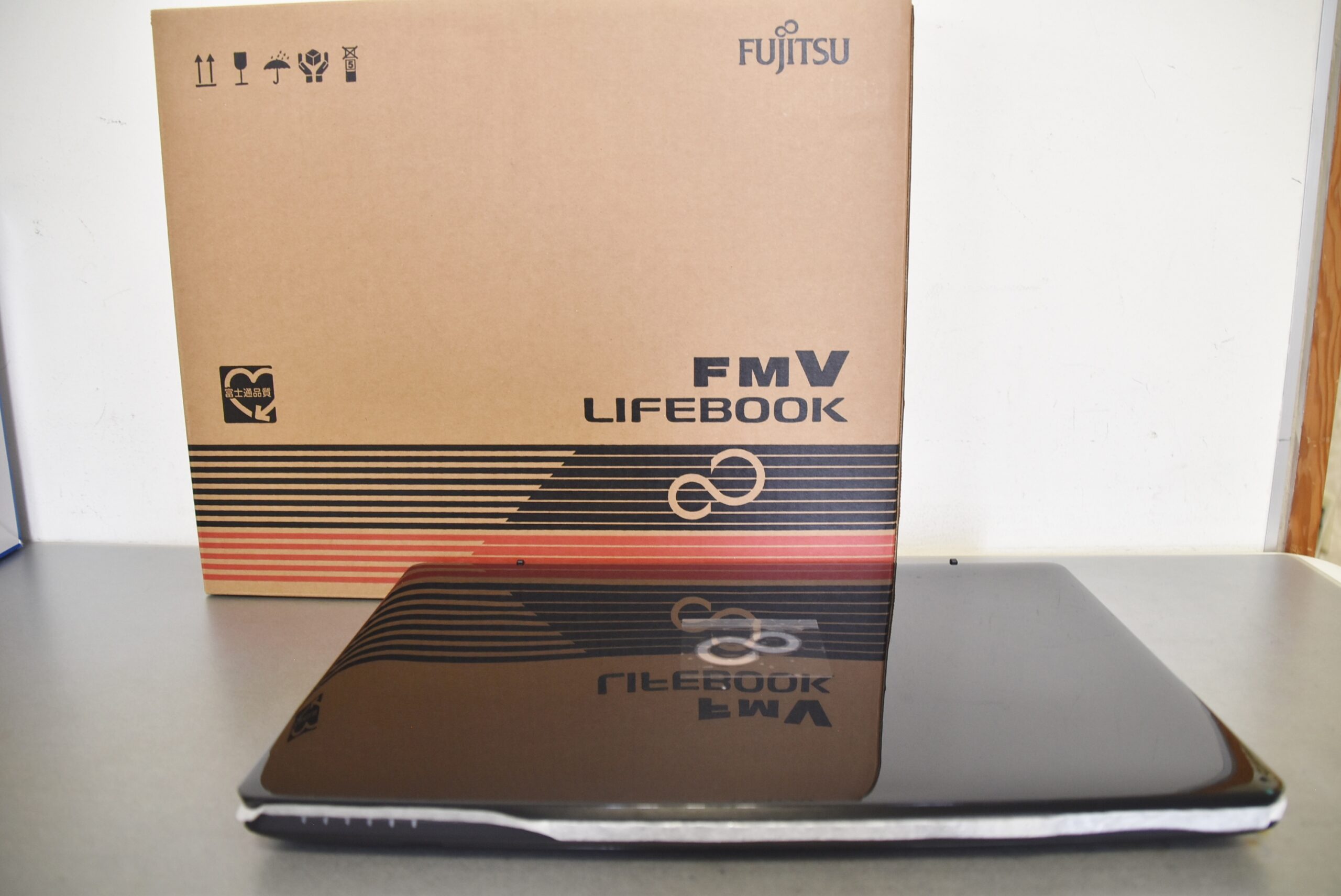 FUJITSU FMVLIFFBOOK ノートパソコン 画像1