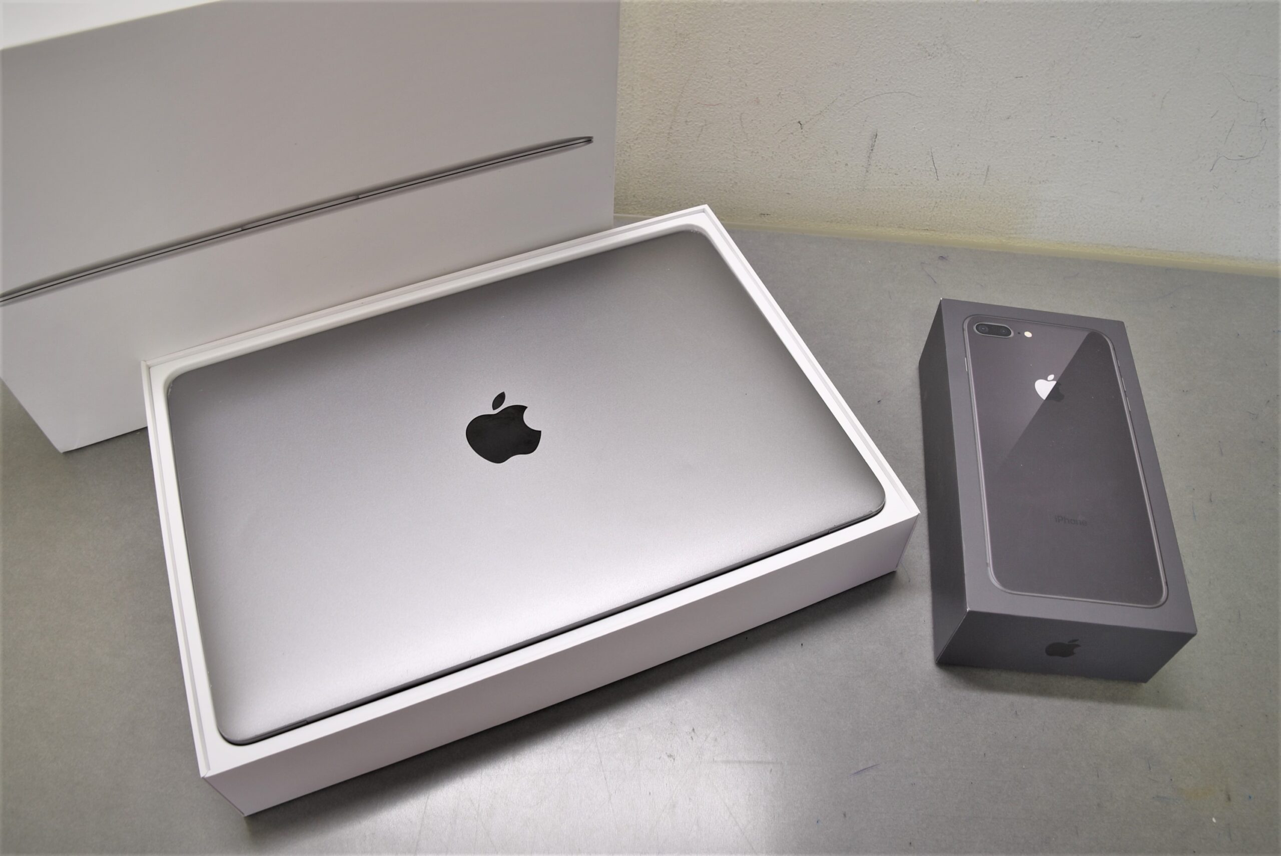 MacBook 2015年/iPhone8 Plus 64GB 画像1