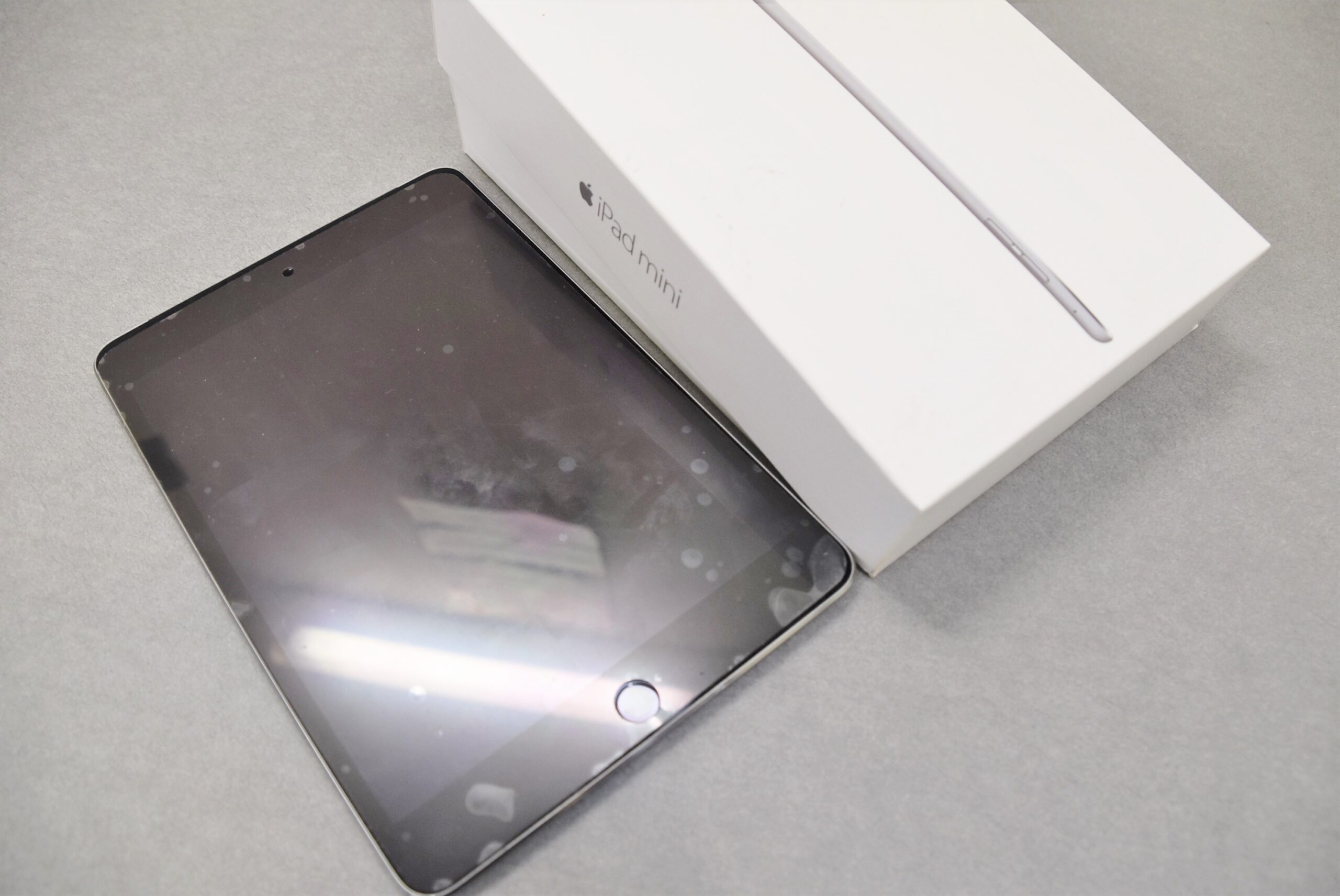au iPad mini4 Wi-fi+Cellular 32GB 画像1