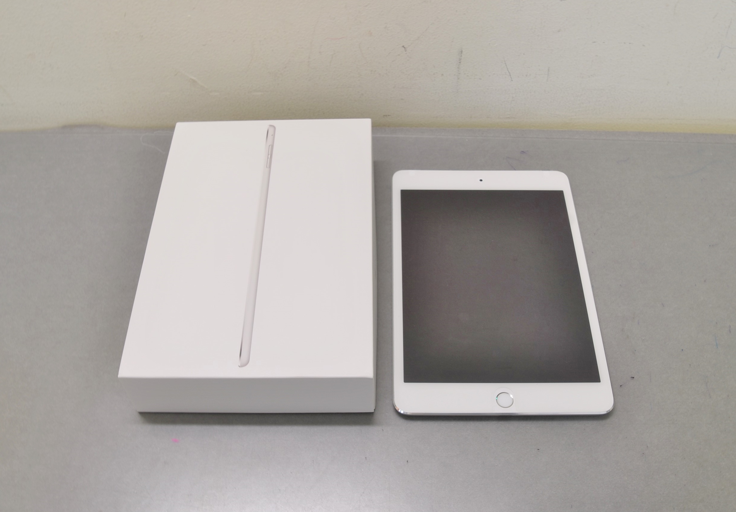 au iPad mini4 Wi-fi+Cellular 128GB 画像1