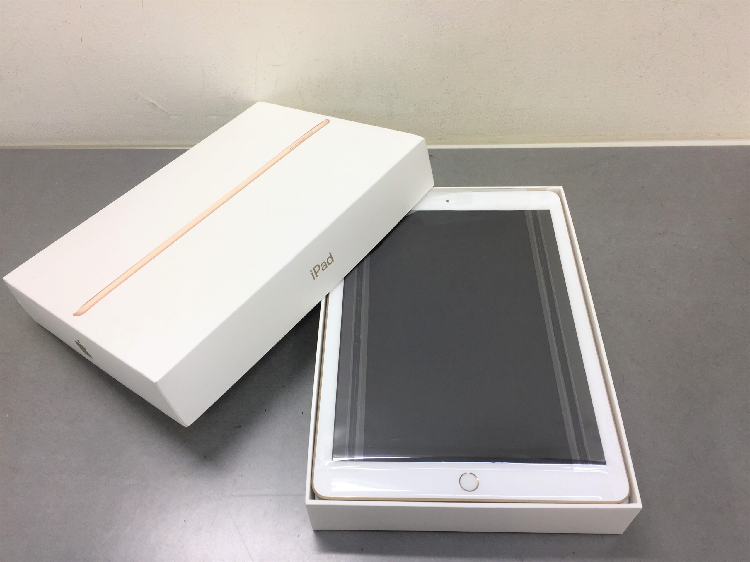 docomo iPad 第五世代 Wi-Fi+Cellular 32GB 画像1