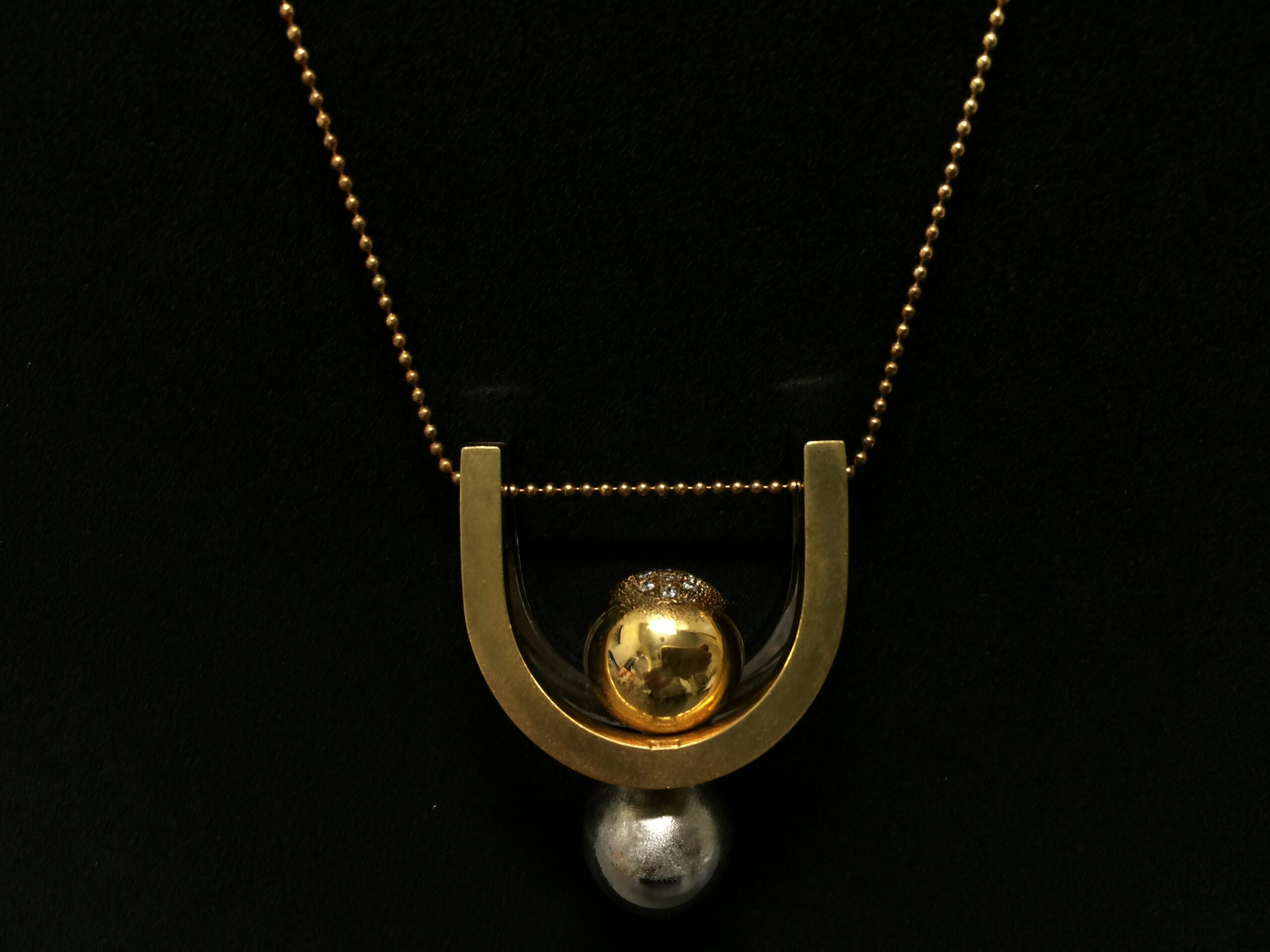 K18 YG/WG ダイヤモンド付きのネックレス 画像1