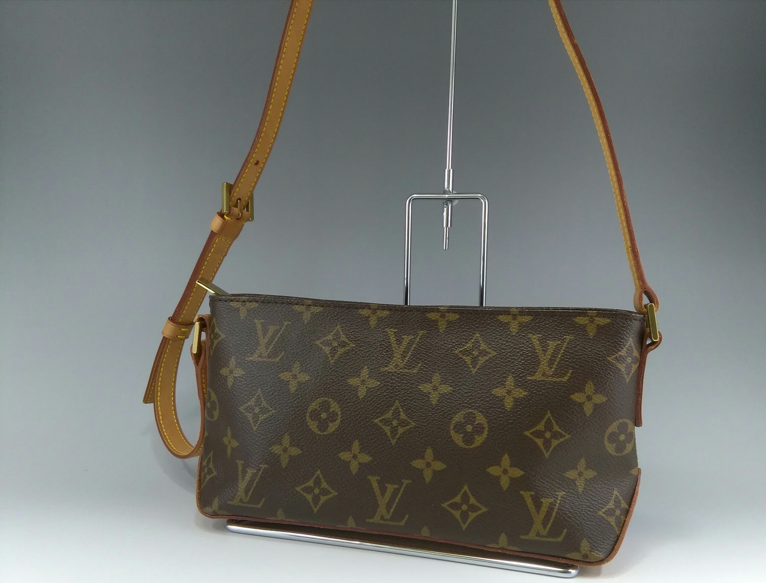 LOUIS VUITTON【ルイヴィトン】モノグラム ショルダーポーチ トロター M51240 画像1
