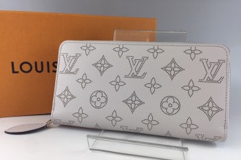 LOUIS VUITTON【ルイヴィトン】マヒナ ジッピーウォレット M68470 画像1