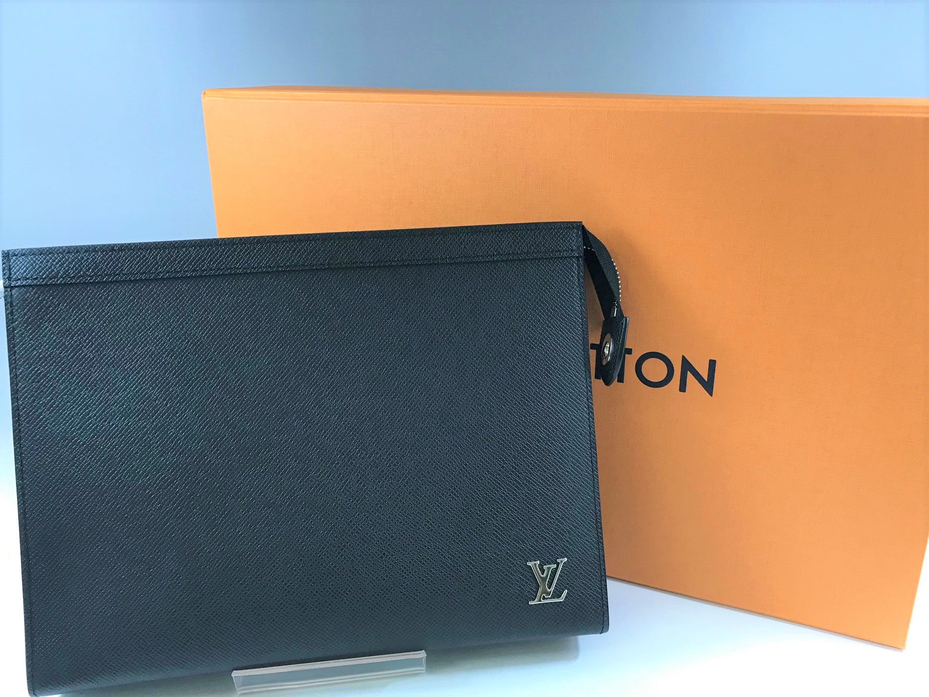 LOUIS VUITTON【ルイヴィトン】タイガ ポシェット・ヴォワヤージュ M30450 画像1