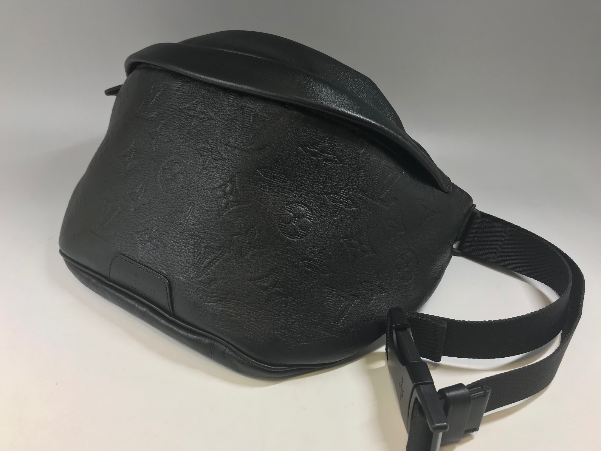 LOUIS VUITTON【ルイヴィトン】モノグラム シャドウ ディスカバリー･バムバック M44388 画像1