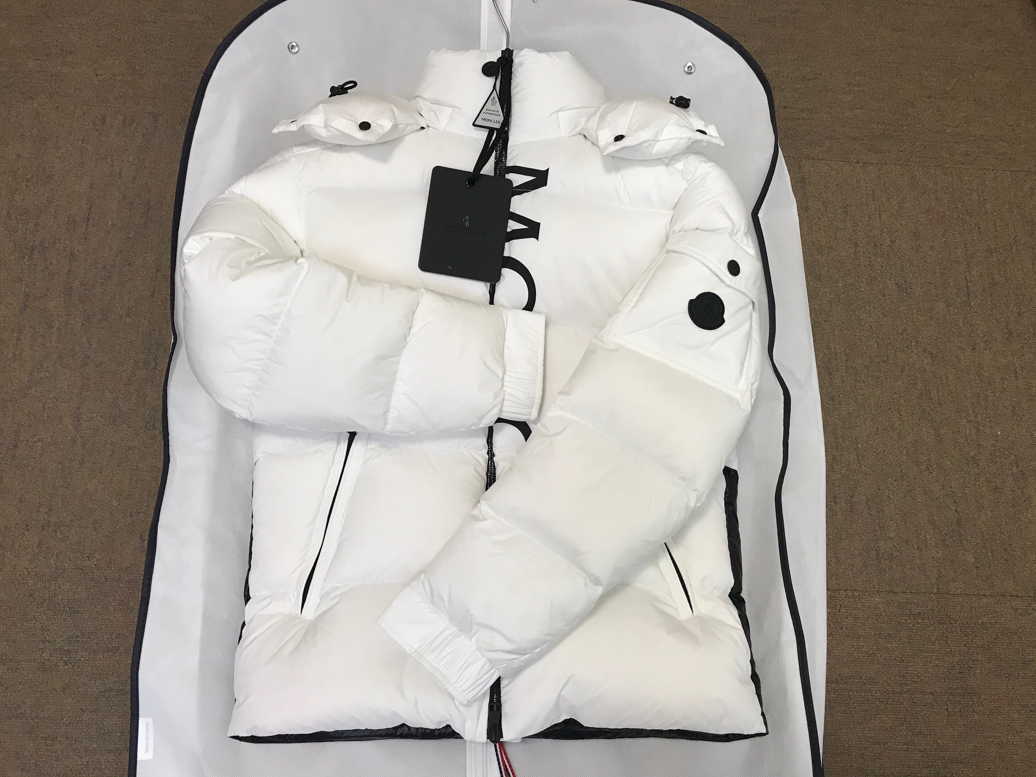 MONCLER【モンクレール】ロゴバケット ジャケット ダウン メンズ コート 画像1