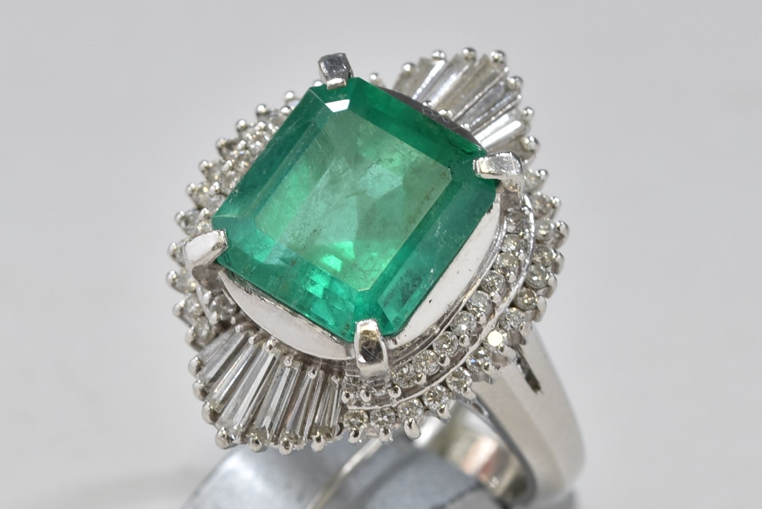 Pt900 プラチナ エメラルド ダイヤモンド 指輪 画像1