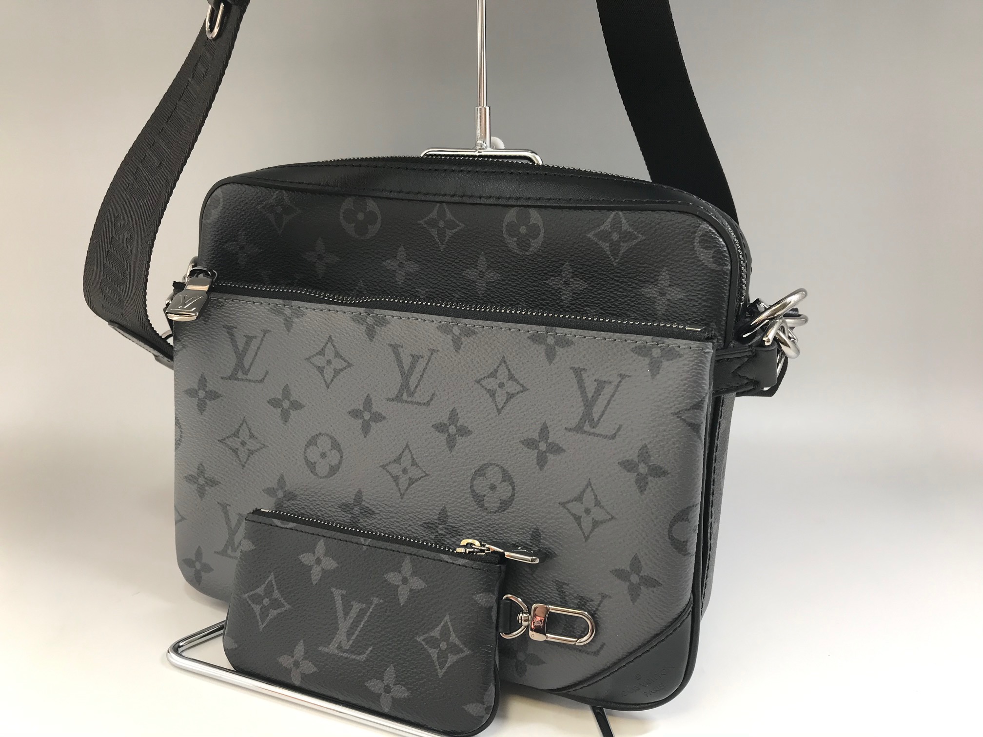 LOUIS VUITTON【ルイヴィトン】 モノグラム･エクリプス トリオメッセンジャー 画像1