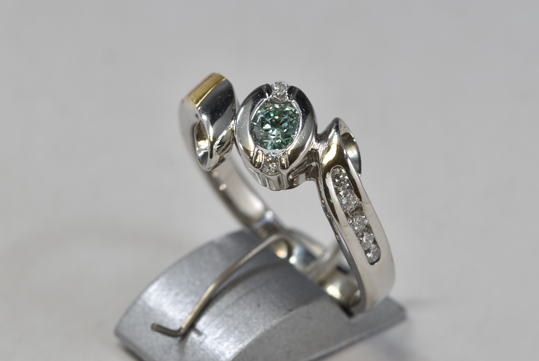 Pt900/K18 プラチナ/18金 ブルーダイヤモンド 指輪 画像1